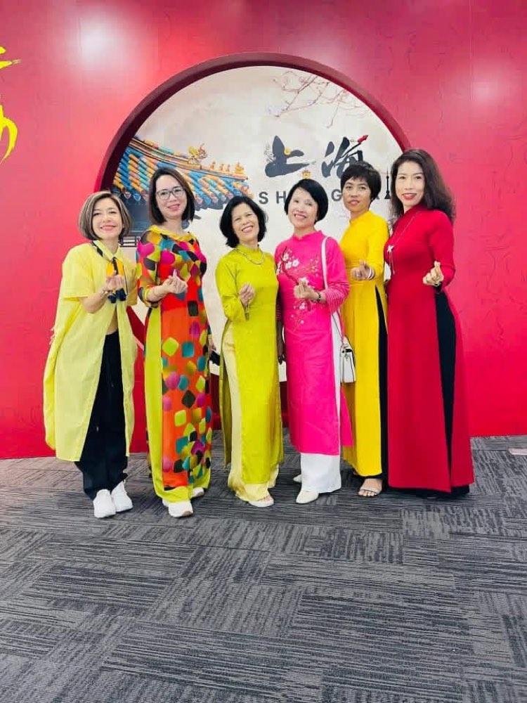 Cùng các chị em trong áo dài