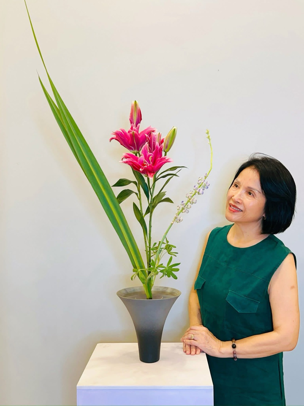Chị Nguyễn Thị Hương bên bình hoa Ikebana