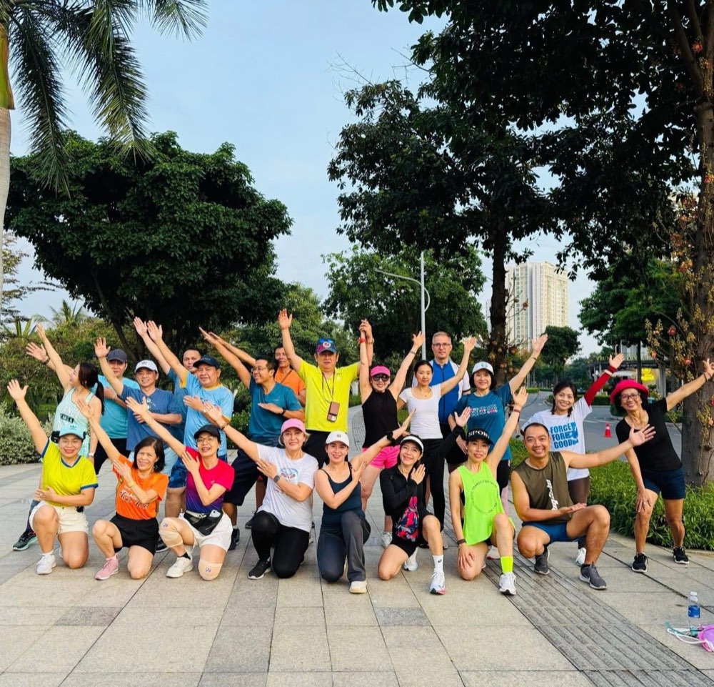 Chạy bộ buổi sáng cùng bạn bè