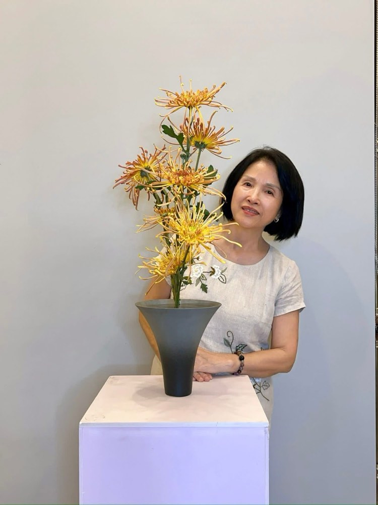 Chị Hương cắm hoa Ikebana