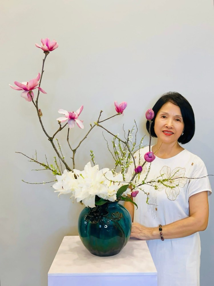 Chị Hương bên tác phẩm Ikebana