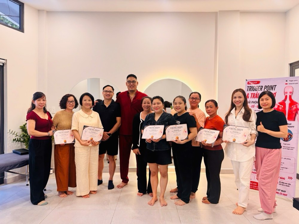 Lớp học cùng các học viên