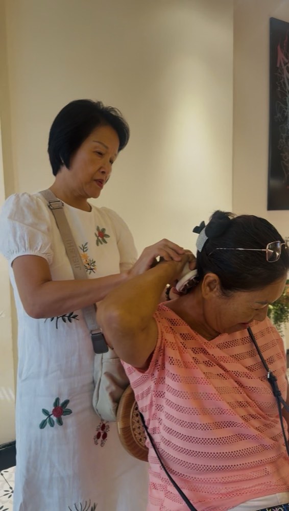 Chị Hương massage vai gáy bằng WellSpa iO