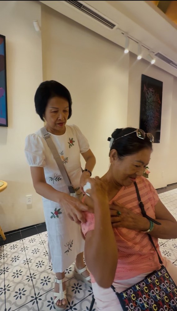 Massage vai gáy bằng WellSpa iO