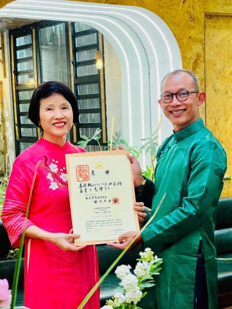Chị Hương nhận chứng nhận