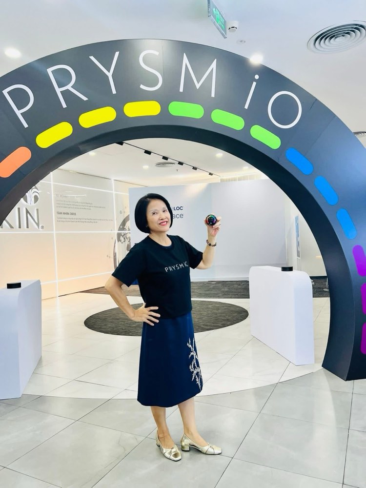 Chị Hương tại khu trải nghiệm PRYSM iO